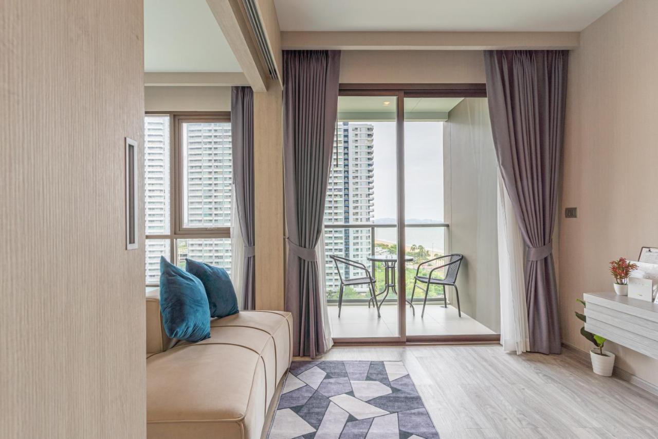 Aeras Beachfront Condominium Praia de Jomtien Exterior foto