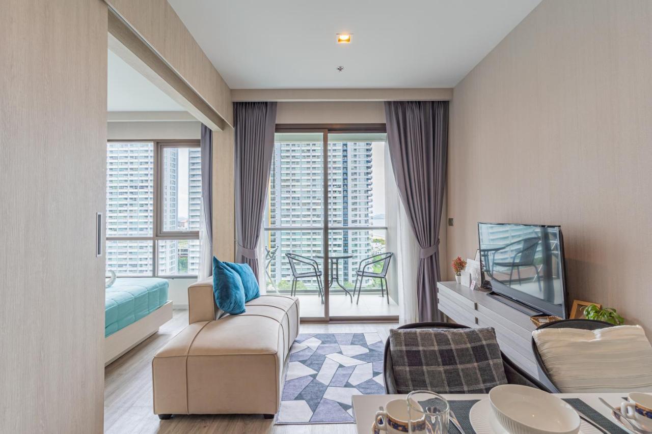 Aeras Beachfront Condominium Praia de Jomtien Exterior foto