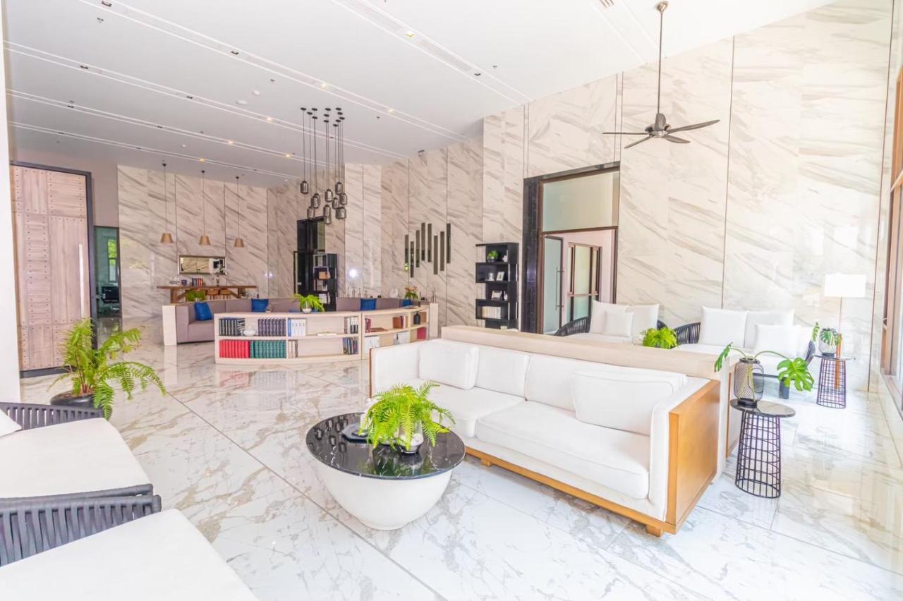 Aeras Beachfront Condominium Praia de Jomtien Exterior foto